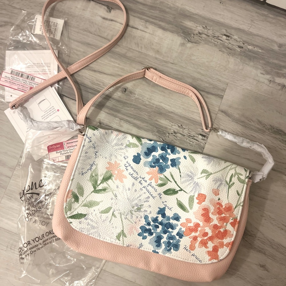 Studio Thirty One Clutch New w/Chain shoulder strap.